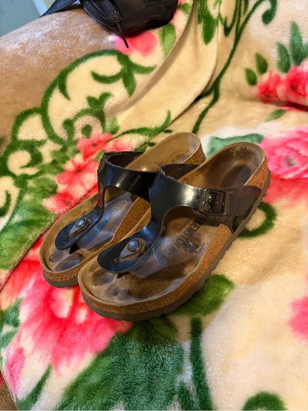 Birkenstock Black Patent Gizeh Style Women's Sandals - Picture 6 of 8